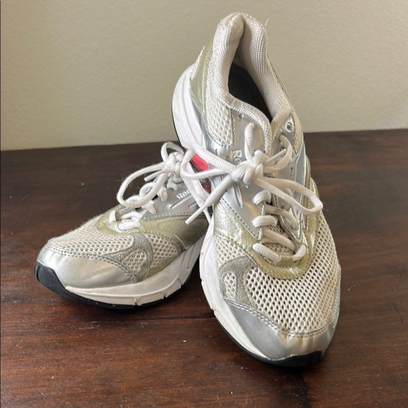 Reebok Silver Athletic Shoes with Mesh Upper and Cushioned Midsole Sz 6.5 - Picture 1 of 8